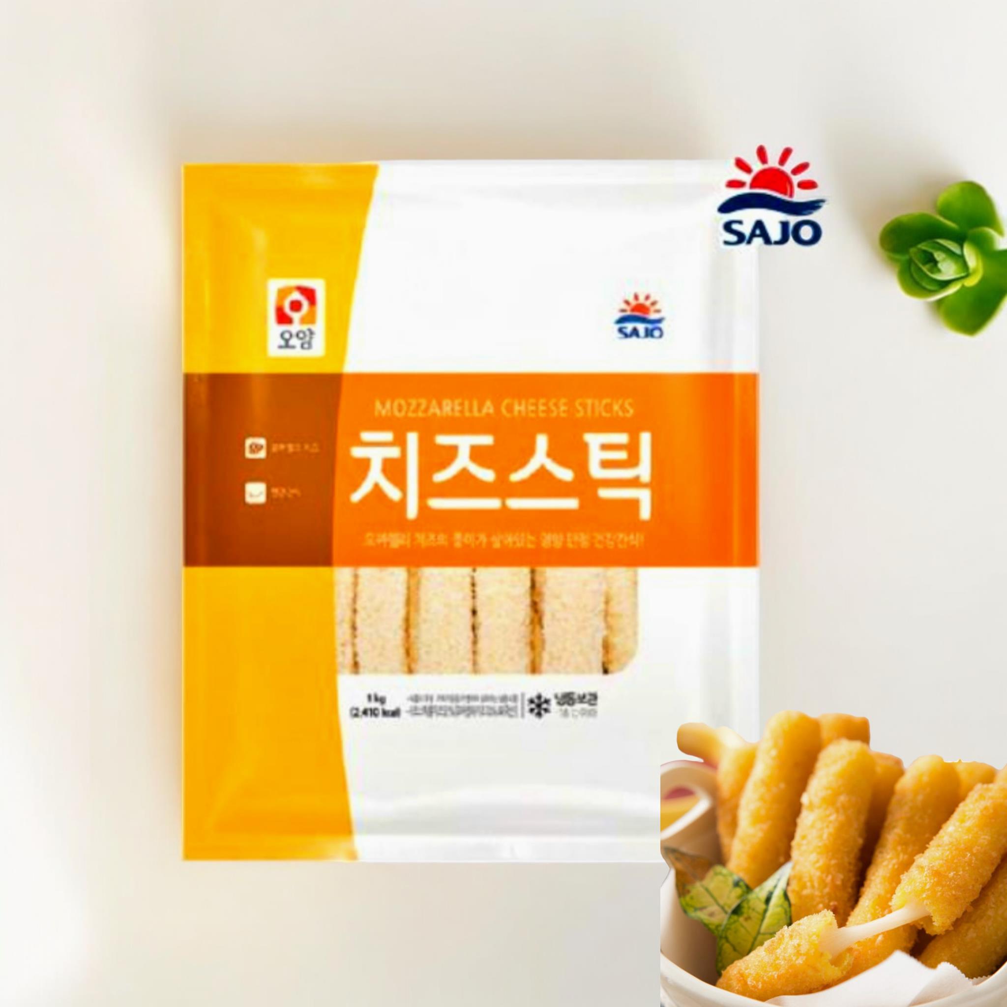 치즈스틱을 즐기는 모습